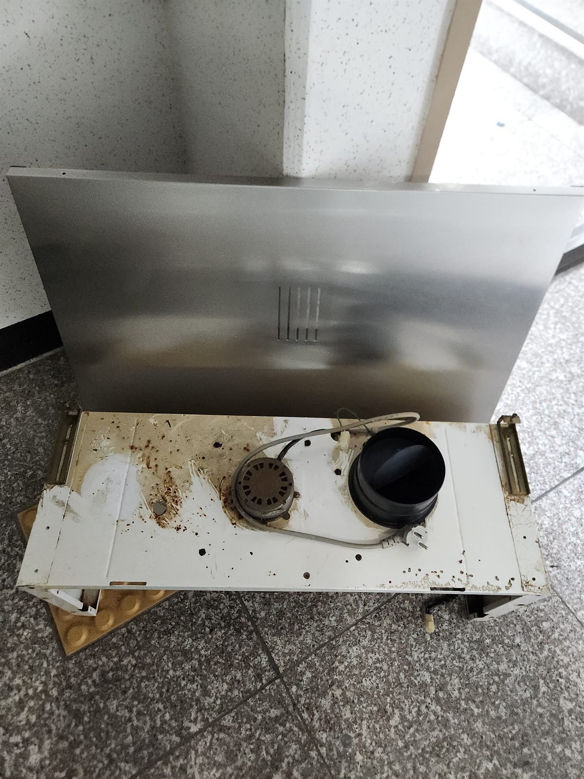 새 후드 설치가 완료된 주방